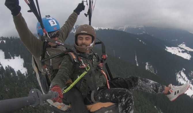 Artvin’de Kar Üzerinde Yamaç Paraşütü Nefes Kesti