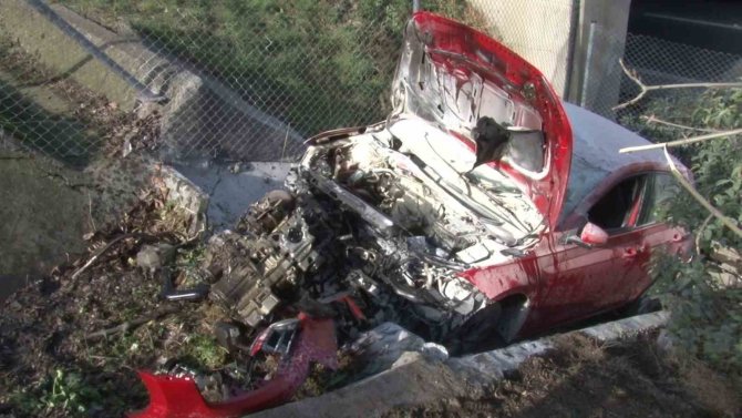 Ataşehir’de Şarampole Yuvarlanan Otomobilden Burnu Bile Kanamadan Çıktı