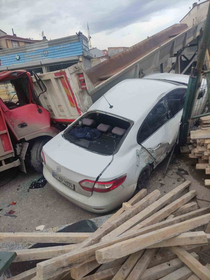 Avcılar’da Freni Boşalan Kamyonun Altında Kalmaktan Son Anda Kurtuldular