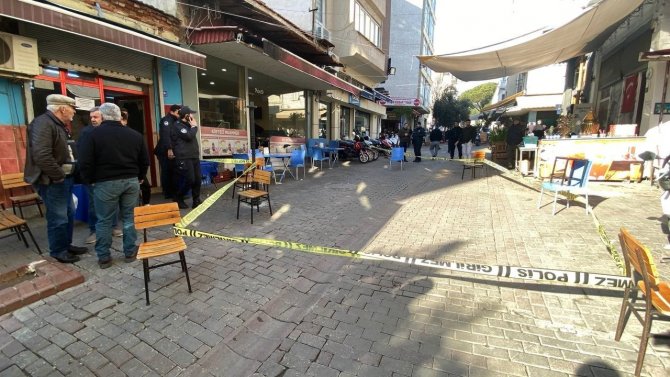 Karnından Bıçaklanan Esnaf Yaralandı