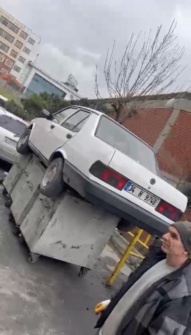 İ̇stanbul’da Oto Sanayide İlginç Görüntü: Arabayı Çöpe Attı