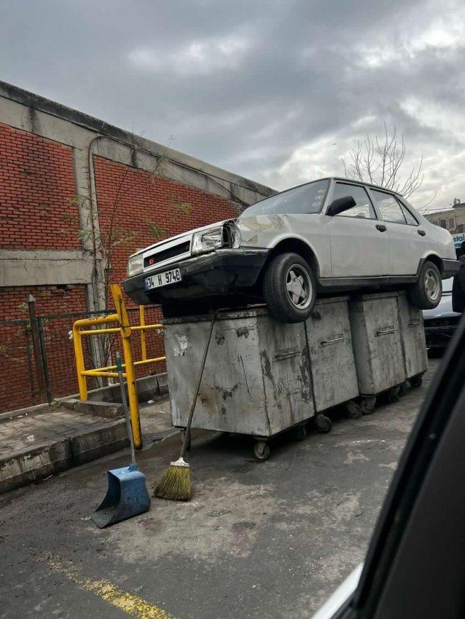 İ̇stanbul’da Oto Sanayide İlginç Görüntü: Arabayı Çöpe Attı