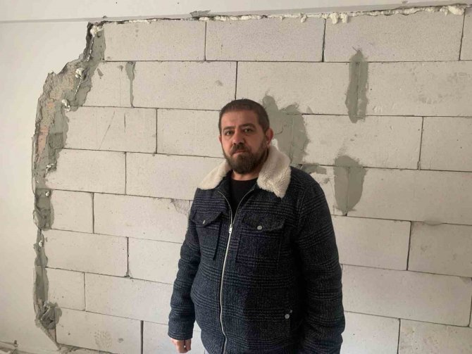Başkent’te Yıkım Yapan İş Makinesi, Bir İş Yerine Ve Evlere Zarar Verdi