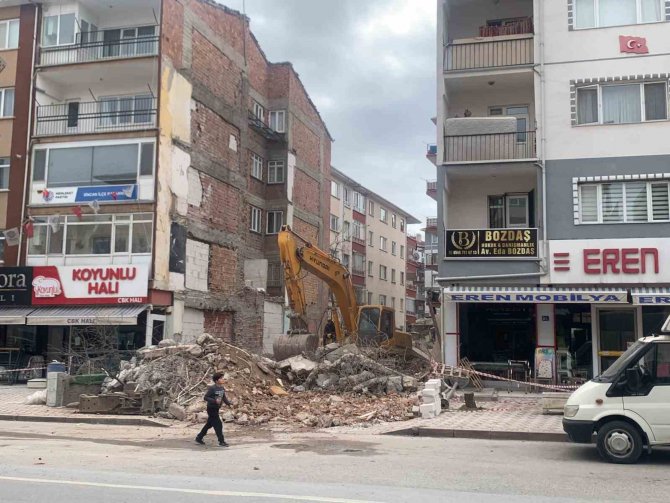 Başkent’te Yıkım Yapan İş Makinesi, Bir İş Yerine Ve Evlere Zarar Verdi