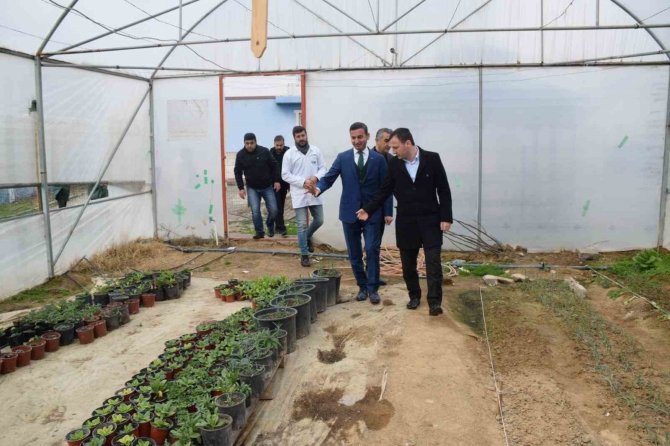 Kozluk’ta Parkların Süslenmesi Tarım Bölümü Öğrencilerinden