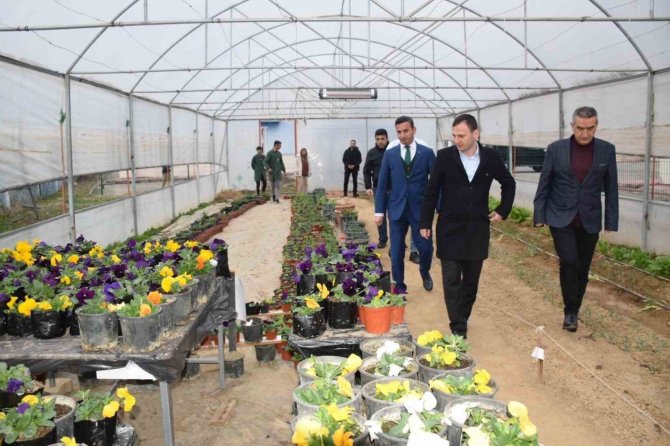 Kozluk’ta Parkların Süslenmesi Tarım Bölümü Öğrencilerinden