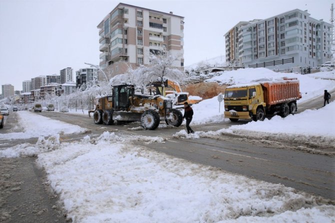 Battalgazi’de Karla Mücadele Ekipleri İş Başında