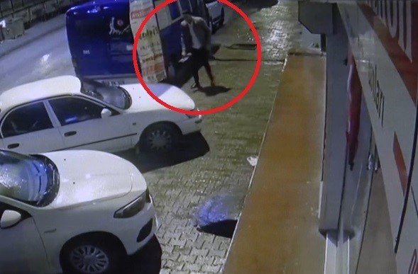 Tabancayı Gizlerken Önce Güvenlik Kameralarına Sonra Polise Yakalandı