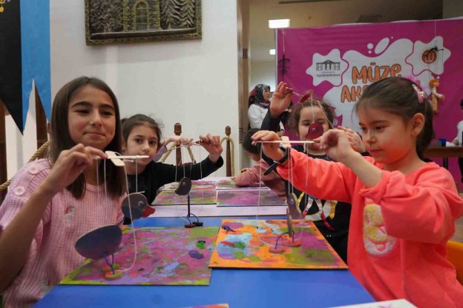 Bilecik’te Çocuklar Yarıyıl Tatilinde Kukla Yaparak Eğlendi