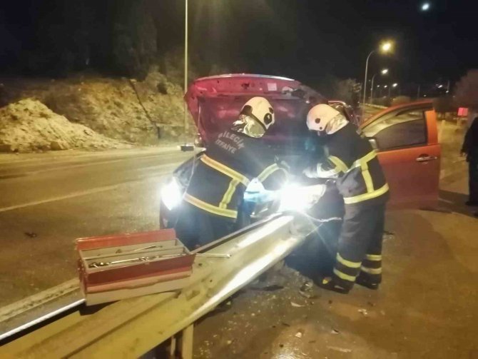 Bilecik’te Bariyerlere Çarpan Aracın Sürücüsü Yaralandı
