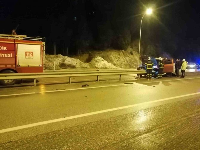 Bilecik’te Bariyerlere Çarpan Aracın Sürücüsü Yaralandı