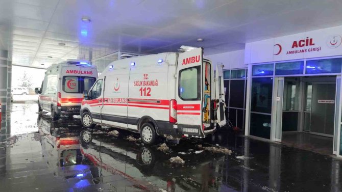 Bingöl’de Yolcu Otobüsü Devrildi: 12 Yaralı