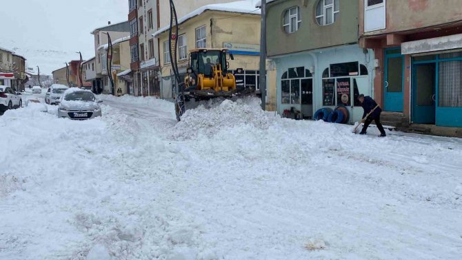 Karlıova Belediyesinden Kar Mesaisi