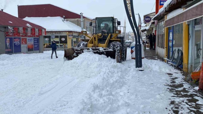 Karlıova Belediyesinden Kar Mesaisi