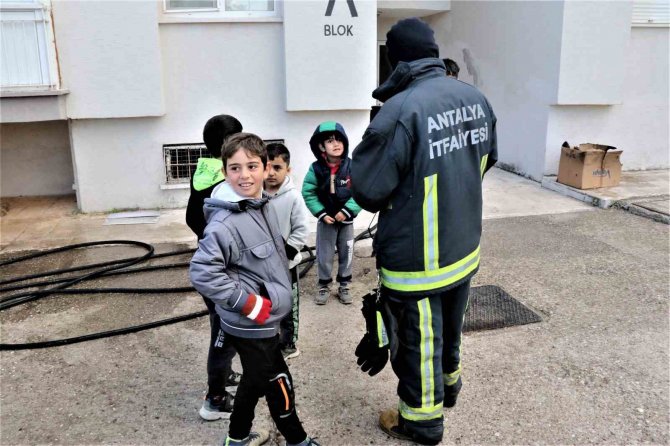 Önce Odunlukta Çıkan Yangını Söndürdü, Sonra Çocuklara Eğitim Verdi