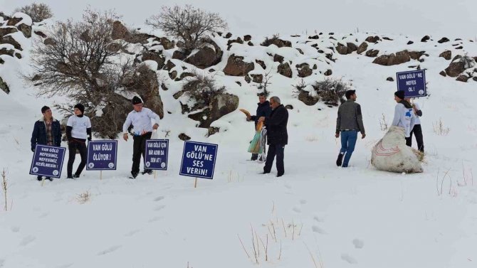 Yaban Hayvanları İçin Süphan Dağı Eteklerine Yem Bırakıldı
