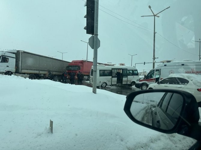 Tatvan’da Tır İle Minibüs Çarpıştı: 3 Yaralı