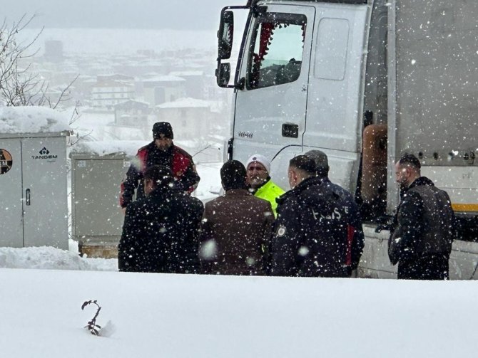 Tatvan’da Tır İle Minibüs Çarpıştı: 3 Yaralı