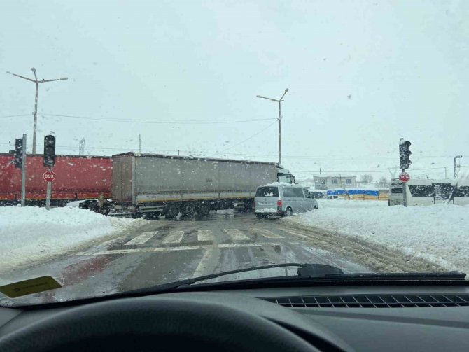 Tatvan’da Tır İle Minibüs Çarpıştı: 3 Yaralı