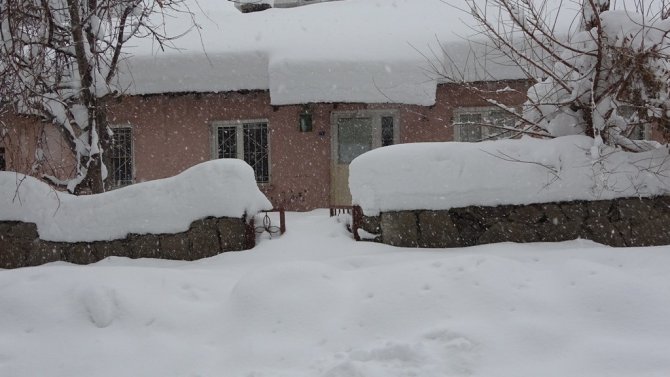 Bitlis’te Tek Katlı Evler Kara Gömüldü