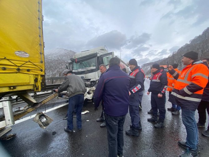 Görenler Şaşkına Döndü, Kamyonun Kabini Bir Buçuk Metre Geriye Kaydı