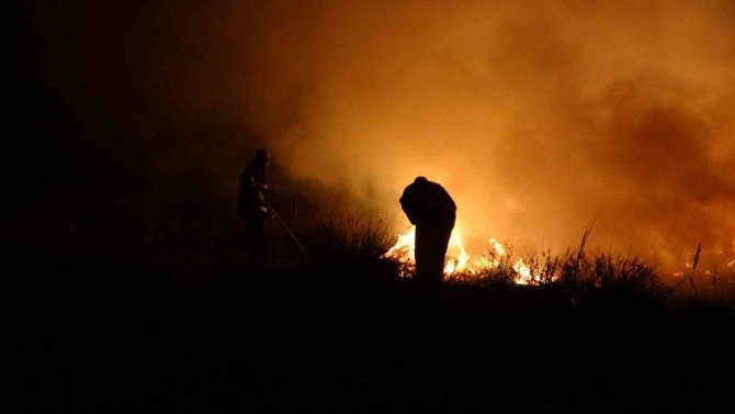 Burdur Gölü Kenarındaki Sazlık Alanda Aynı Anda 3 Yangın