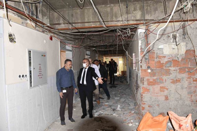 Hastaneden Sahaya İnen Başhekim Şifa Dağıtıyor