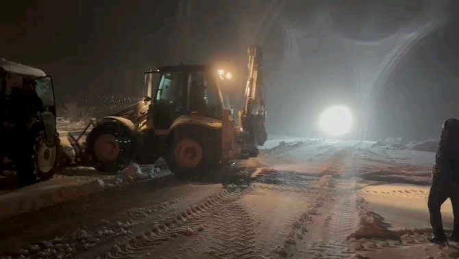 Nişan Töreni Dönüşü Kar Yağışına Hazırlıksız Yakalananlara Belediye Ekipleri Ulaştı