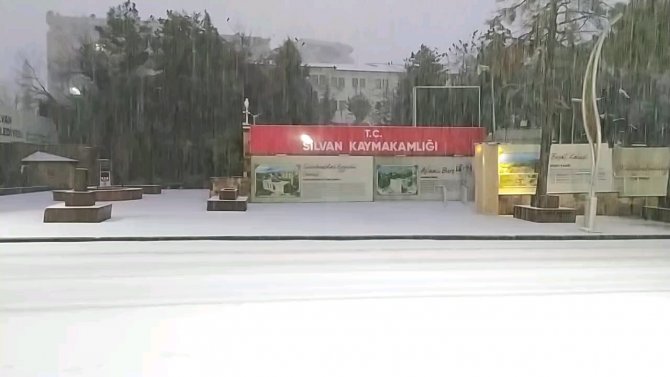 Diyarbakır İlçeleri Beyaz Örtüyle Kaplandı