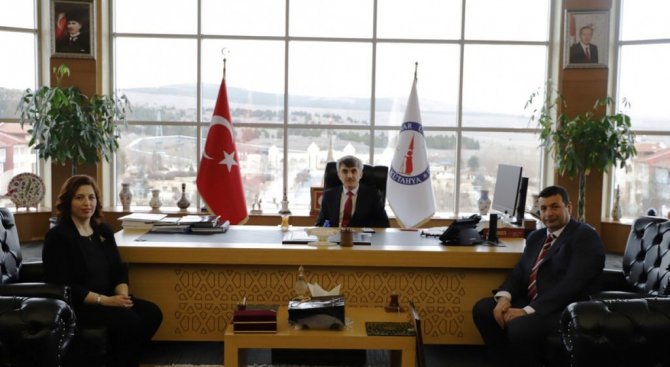 Dpü Engelsiz Öğrenci Birimine Geçen Yıl Kazandığı Belge Ve Bayraklar Teslim Edildi