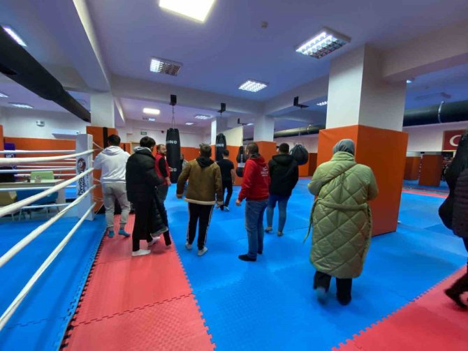 Gençler Bahçeşehir Gençlik Merkezini İnceledi