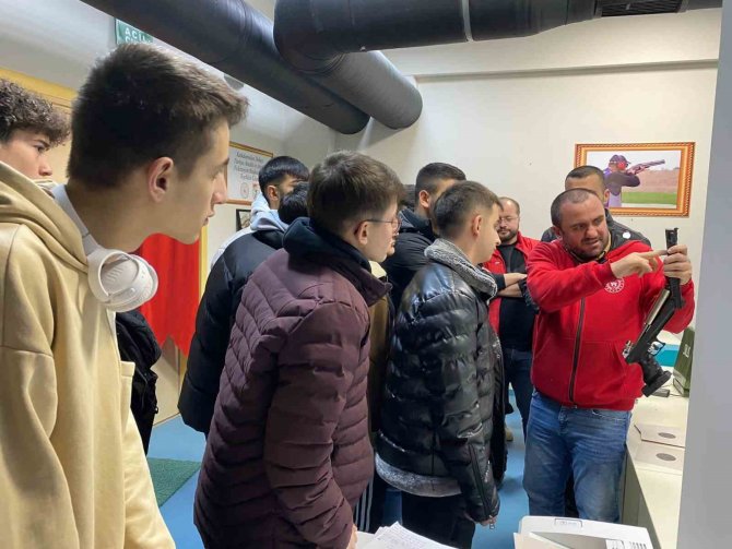 Gençler Bahçeşehir Gençlik Merkezini İnceledi