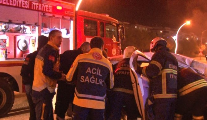 Edirne’de Ekipler Araçta Sıkışan Yaralı Kadını Kurtarmak İçin Seferber Oldu