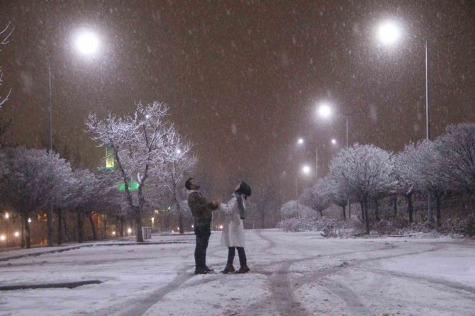 Elazığ’da Yoğun Kar Yağışı Etkili Oldu, Vatandaş Doyasıya Eğlendi