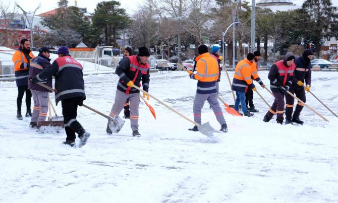 Erzincan Yağan Karla Beyaza Büründü