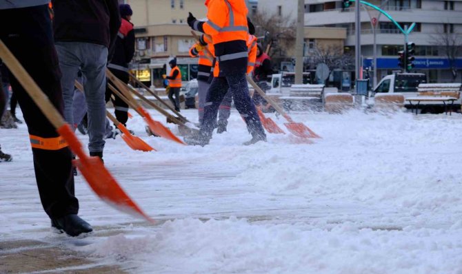 Erzincan Yağan Karla Beyaza Büründü