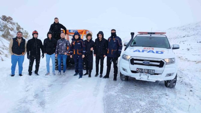 Erzincan’da Karda Mahsur Kalan 5 Kişi Kurtarıldı