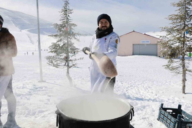 Karda Kazanlar Kurulup Salepler Hazırlandı, Sucuk Ekmek Yendi