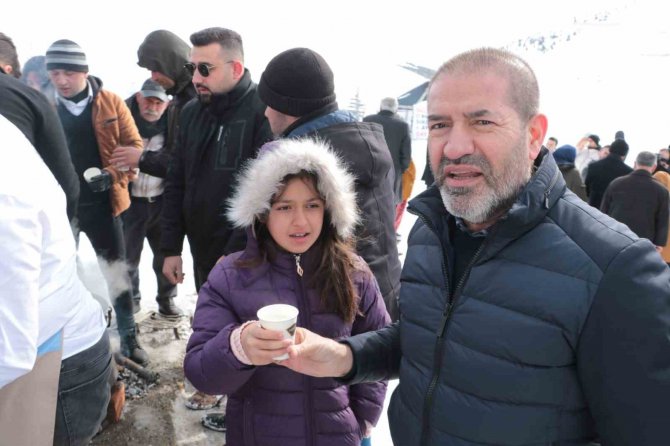 Karda Kazanlar Kurulup Salepler Hazırlandı, Sucuk Ekmek Yendi
