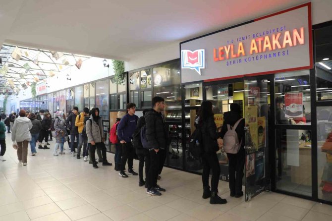 Yeni Açılan Leyla Atakan Şehir Kütüphanesi Gençlerin Gözdesi Oldu