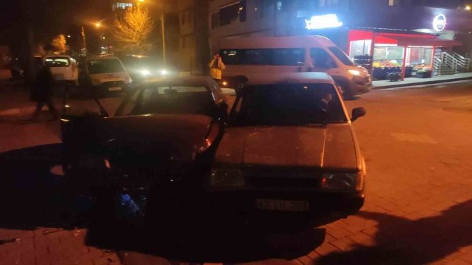 Gediz’de İki Otomobil Çarpıştı, 2 Yaralı