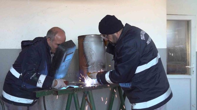 Tuzla’da Eskiyen Parklar, Geri Dönüşüm Malzemeleriyle Onarılıyor