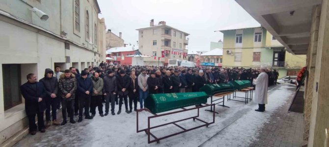 Cenazeye Giderken Trafik Kazasında Hayatını Kaybeden 3 Kişi Toprağa Verildi