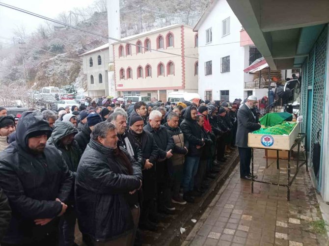 Evlerinde Ölü Bulunan Yaşlı Çift Yan Yana Toprağa Verildi