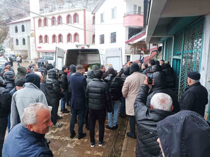 Evlerinde Ölü Bulunan Yaşlı Çift Yan Yana Toprağa Verildi