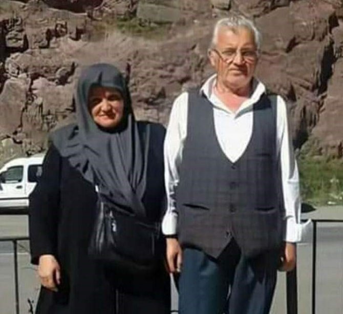 Evlerinde Ölü Bulunan Yaşlı Çift Yan Yana Toprağa Verildi