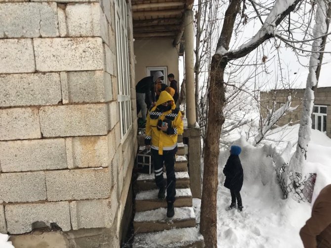 Kardan Kapanan Yol Açılarak Hastaya Ulaşıldı