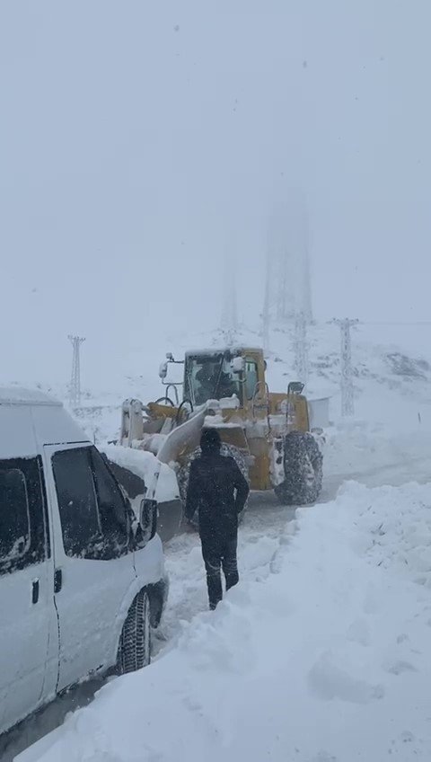 Yoğun Kar Yağışı Şemdinli-derecik Karayolunu Kapattı