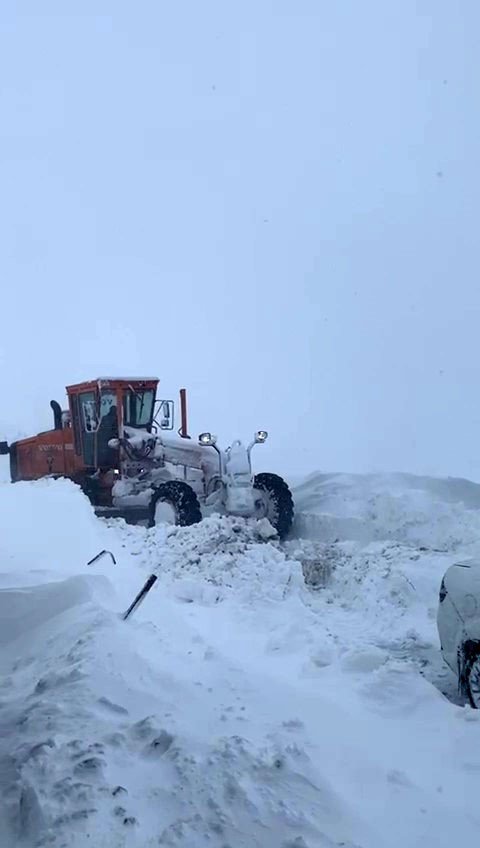 Yoğun Kar Yağışı Şemdinli-derecik Karayolunu Kapattı