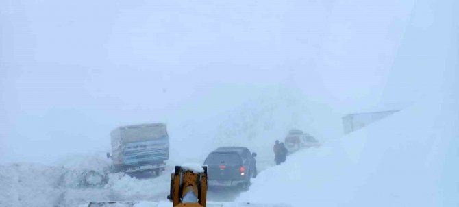 Yoğun Kar Yağışı Şemdinli-derecik Karayolunu Kapattı